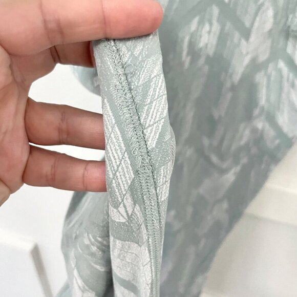 Lululemon Swift Speed High Rise Tight Reverberate Chevron Silver Blue Size 8 - Picture 4 of 5